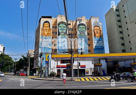 RIO DE JANEIRO, BRASILE - 12 ottobre 2024: Graffiti dipinti sulle facciate degli edifici nel quartiere di Tijuca Foto Stock