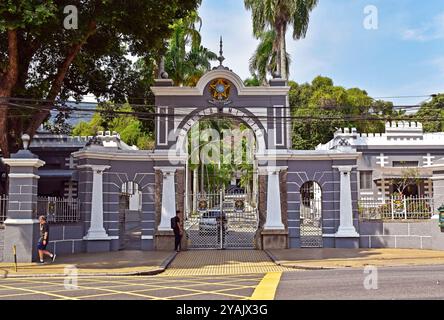 RIO DE JANEIRO, BRASILE - 12 ottobre 2024: Cancello d'ingresso della Scuola militare nel quartiere Tijuca Foto Stock