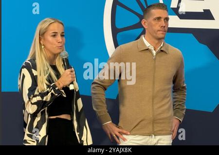 Monaco, Germania. 14 ottobre 2024. Calcio: Nazionale, dilettanti, presentazione della "corona del marcatore per tutti" con la giocatrice della nazionale Giulia Gwinn e l'ex professionista Nils Petersen credito: Jan Mies/dpa/Alamy Live News Foto Stock