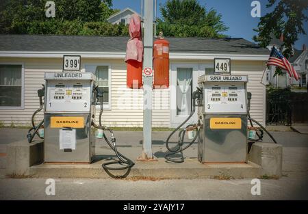 Due pompe di benzina con prezzo per gallone, Castine, Maine, Stati Uniti Foto Stock