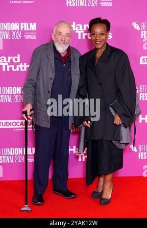 Il regista Mike Leigh (a sinistra) e Marianne Jean-Baptiste partecipano alla proiezione di gala di Hard Truths al BFI London Film Festival, alla Royal Festival Hall, Southbank Centre di Londra. Data foto: Lunedì 14 ottobre 2024. Foto Stock