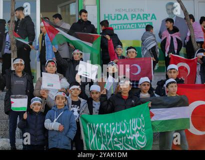 Gaziantep. Turkiye. 28 gennaio 2024. La città di Gaziantep, nella Turchia meridionale, assiste a una manifestazione a sostegno di Gaza e contro la guerra israeliana alla Striscia di Gaza assediata. La manifestazione è stata organizzata dal Partito curdo Huda Par, e i manifestanti hanno alzato bandiere turche accanto a quelle palestinesi. Questa manifestazione si svolge come parte delle attività in corso nella città di Gaziantep in solidarietà con Gaza Foto Stock