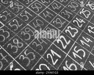 Contare sul divertimento sul parco giochi. Gesso numeri Galore. Allena il cervello, concetto. Bianco e nero, monocromatico. Foto Stock