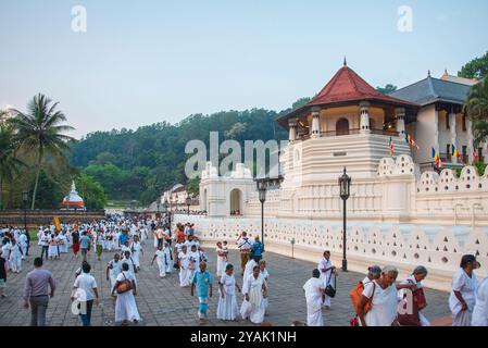 Kandy, Sri Lanka - 31 marzo 2019: Turisti e adoratori locali si riuniscono al Tempio della reliquia del Sacro dente a Kandy, Sri Lanka, godendosi il suo stile storico Foto Stock