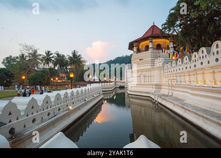 Kandy, Sri Lanka - 31 marzo 2019: Turisti e adoratori locali si riuniscono al Tempio della reliquia del Sacro dente a Kandy, Sri Lanka, godendosi il suo stile storico Foto Stock