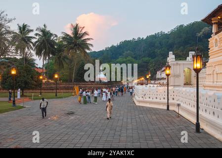 Kandy, Sri Lanka - 31 marzo 2019: Turisti e adoratori locali si riuniscono al Tempio della reliquia del Sacro dente a Kandy, Sri Lanka, godendosi il suo stile storico Foto Stock