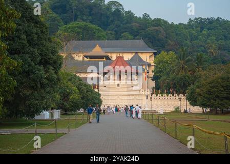 Kandy, Sri Lanka - 31 marzo 2019: Questa immagine cattura uno storico Tempio della reliquia del Sacro dente a Kandy, complesso dello Sri Lanka immerso nel verde lussureggiante Foto Stock