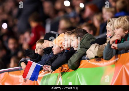 Nijmegen, Paesi Bassi. 14 ottobre 2024. NIJMEGEN, PAESI BASSI - 14 OTTOBRE: Bambini che detengono una bandiera dei Paesi Bassi durante la partita di qualificazione al Campionato europeo di calcio U21 2025 - gruppo C tra i Paesi Bassi U21 e la Svezia U21 a Goffertstadion il 14 ottobre 2024 a Nijmegen, Paesi Bassi. (Foto di Peter Lous/Orange Pictures) credito: Orange Pics BV/Alamy Live News Foto Stock