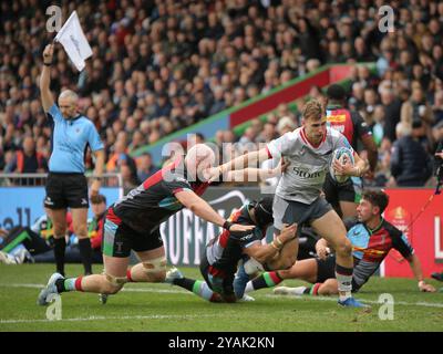 Londra, Regno Unito. 13 ottobre 2024. Tobias Elliott dei Saracens lascia perdere Leigh Halfpenny e James Chisholm degli Harlequins durante la partita di rugby della Gallagher Premiership tra Harlequins e Saracens al Twickenham Stoop. Crediti: Jay Patel/Alamy Live News Foto Stock
