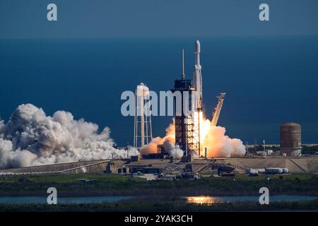 Merritt Island, Florida, Stati Uniti. 14 ottobre 2024. Un razzo Falcon Heavy SpaceX con la navicella spaziale Europa Clipper della NASA a bordo viene lanciato dal Launch Complex 39A al Kennedy Space Center della NASA in Florida. Il veicolo spaziale studierà l'abitabilità della luna ghiacciata di Giove Europa. Crediti: ZUMA Press, Inc./Alamy Live News Foto Stock