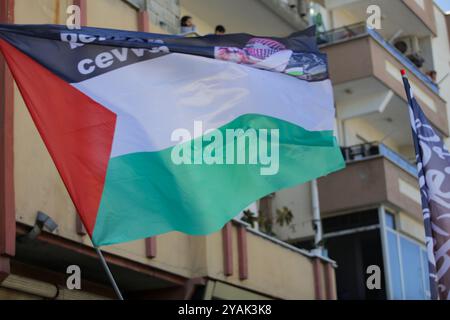 Gaziantep. Turkiye. 28 gennaio 2024. La città di Gaziantep, nella Turchia meridionale, assiste a una manifestazione a sostegno di Gaza e contro la guerra israeliana alla Striscia di Gaza assediata. La manifestazione è stata organizzata dal Partito curdo Huda Par, e i manifestanti hanno alzato bandiere turche accanto a quelle palestinesi. Questa manifestazione si svolge come parte delle attività in corso nella città di Gaziantep in solidarietà con Gaza Foto Stock