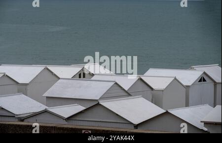 Mers-Les-Bains, Francia - 09 15 2024: Vista panoramica delle cabine bianche sulla spiaggia e del mare dal molo Foto Stock