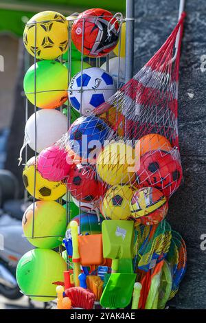 Dettaglio dei palloncini colorati esposti di fronte a un negozio turistico sul lungomare della famosa cittadina balneare della Riviera Ligure, Alassio, Liguria Foto Stock