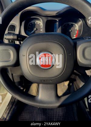 Rodos, Grecia - 28.09.2024: Vista interna del volante e del cruscotto di un'auto Fiat in una giornata di sole in un parcheggio Foto Stock
