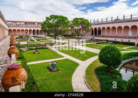 Sarasota, Florida, 20 dicembre 2023: Grounds of the John and Mable Ringling Museum of Art a Sarasota, Florida Foto Stock