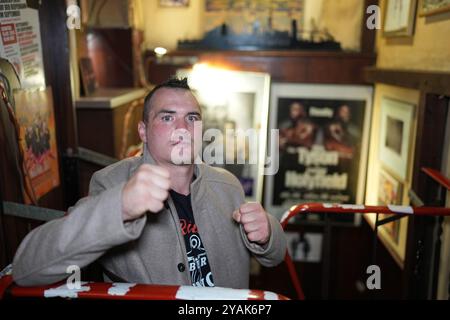 Amburgo, Germania. 14 ottobre 2024. Angelo Frank, campione del mondo di pugilato dei pesi medi WBF e direttore del circo 'Circus Europa', si trova nel pub 'Zur Ritze'. Crediti: Marcus Brandt/dpa/Alamy Live News Foto Stock