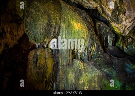 Grotta di Dioniso per il tempio del dio del vino all'interno delle formazioni rocciose della caverna presso la spiaggia di Iero sull'isola di Ikaria, in Grecia Foto Stock