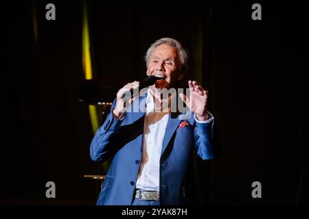 Berlino, Germania. 14 ottobre 2024. Peter Kraus, cantante, si esibisce con '! Rockin' 85! - Il grande concerto di compleanno 2024' al Friedrichstadt-Palast. Crediti: Christoph Soeder/dpa/Alamy Live News Foto Stock