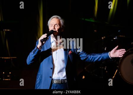 Berlino, Germania. 14 ottobre 2024. Peter Kraus, cantante, si esibisce con '! Rockin' 85! - Il grande concerto di compleanno 2024' al Friedrichstadt-Palast. Crediti: Christoph Soeder/dpa/Alamy Live News Foto Stock