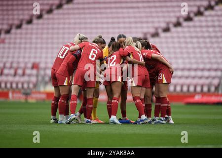 Liverpool FC vs Manchester City FC Barclays Womens Super League ANFIELD STADIUM INGHILTERRA 13 OTTOBRE 2024 la squadra di Liverpool si accosta durante la partita di Barclays Women's Super League tra Liverpool FC e Manchester City FC all'Anfield Stadium il 13 ottobre 2024 a Liverpool in Inghilterra. Foto Stock