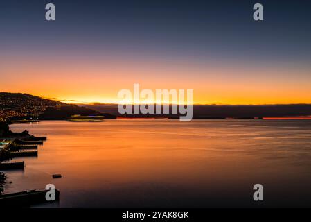 Lunga esposizione della luce dell'alba prima dell'alba sul porto di Funchal, Madeira, Portogallo Foto Stock