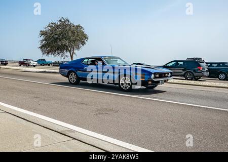 Gulfport, MS - 4 ottobre 2023: Vista ad angolo anteriore grandangolare di una Ford Mustang Mach 1 Coupé del 1972 in una mostra automobilistica locale. Foto Stock