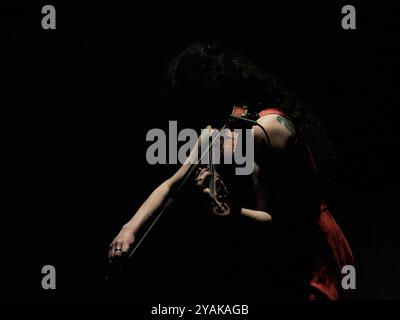 Jessica Moss durante il suo concerto a Casa Montjuic, Barcellona, Spagna. Foto di Mariano Anton. Foto Stock