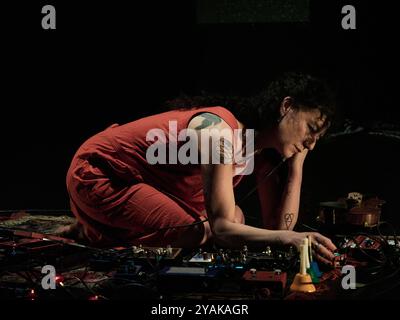 Jessica Moss durante il suo concerto a Casa Montjuic, Barcellona, Spagna. Foto di Mariano Anton. Foto Stock