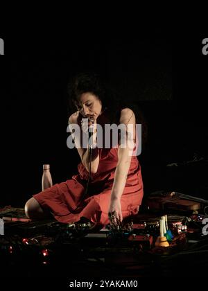 Jessica Moss durante il suo concerto a Casa Montjuic, Barcellona, Spagna. Foto di Mariano Anton. Foto Stock