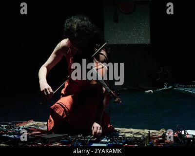 Jessica Moss durante il suo concerto a Casa Montjuic, Barcellona, Spagna. Foto di Mariano Anton. Foto Stock