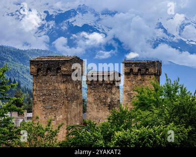 primo piano delle cime di tre torri difensive medievali nel villaggio di montagna di mestia georgia Foto Stock