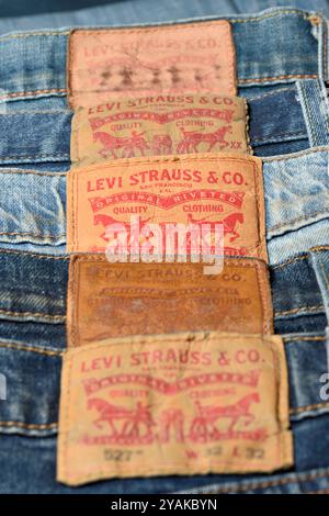 Jeans originali Levi Strauss vari modelli etichette in pelle dettaglio Foto Stock