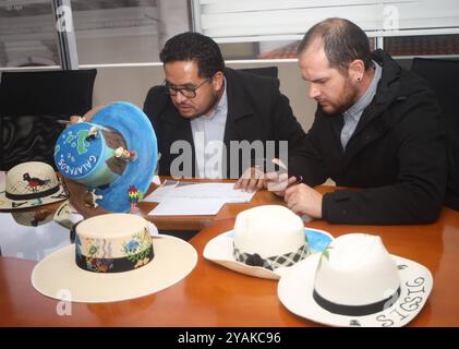 CUENCA PROMOCION SOMBRERO PAJA TOQUILLA GALAPAGOS Cuenca, Ecuador 14 ottobre 2024 presso l'associazione dei comuni ecuadoriani AME, il presidente Patricio Maldonado e il sindaco del cantone Sigsig David Duchitanga in una conferenza stampa hanno promosso il cappello di paglia toquilla durante la 45a asmbea a Santa Cruz sull'isola di GALAPAGOS dal 18 al 20 ottobre 221 Foto Stock