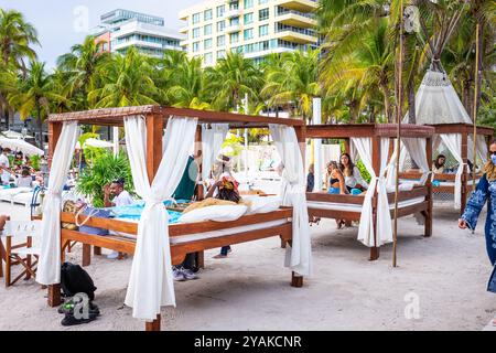 South Beach, Stati Uniti d'America - 17 gennaio 2021: Ristorante Nikki Beach con folla di persone presso il parco Lummus a Miami Beach, Florida, nel quartiere art deco Foto Stock