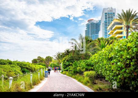 South Beach, USA - 17 gennaio 2021: Parco Lummus a Miami Beach, Florida, con persone che camminano sulla pista ciclabile del lungomare nel quartiere art deco Foto Stock