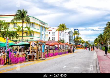 South Beach, USA - 17 gennaio 2021: Ristorante messicano dell'hotel Barbizon, persone che mangiano bevendo fuori dal quartiere art deco di Miami, Florida Foto Stock