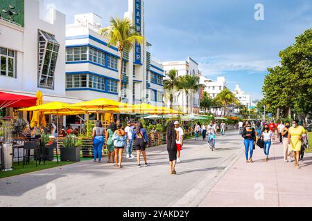 South Beach, USA - 17 gennaio 2021: Ristorante dell'hotel Breakwater, persone che mangiano bevendo fuori dal quartiere art deco di Ocean Drive a Miami, Florida Foto Stock