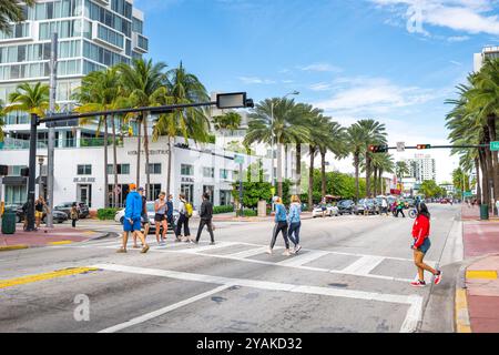 South Beach, USA - 17 gennaio 2021: Collins avenue Road vicino all'hotel Hyatt resort di lusso a Miami, Florida, con persone che camminano in estate Foto Stock