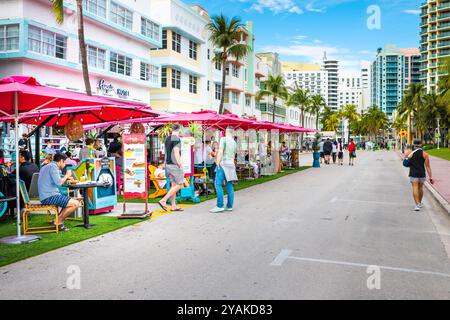 South Beach, Stati Uniti d'America - 17 gennaio 2021: Ristorante dell'hotel Penguin, persone che mangiano bevendo fuori dal quartiere art deco di Ocean Drive a Miami, Florida Foto Stock