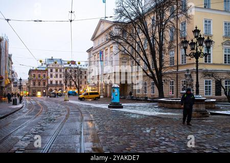 Leopoli, Ucraina - 27 dicembre 2019: Mercato della città vecchia a Natale, anno nuovo, con gente accanto alla fontana d'acqua della statua di Artemide in inverno Foto Stock