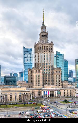 Varsavia, Polonia - 22 gennaio 2020: Vista aerea ad alto angolo dello skyline di Varsavia, Palazzo della Scienza e della Cultura, grattacieli Foto Stock