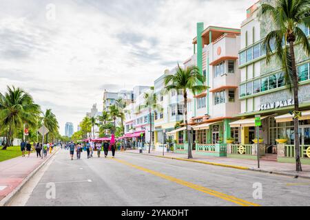 South Beach, Stati Uniti - 17 gennaio 2021: Hotel in stile art deco nelle strade del quartiere, persone che camminano sull'Ocean Drive attraverso la colorata architettura retrò a Miami, Florida Foto Stock