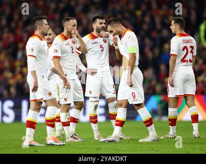 Cardiff, Regno Unito. 14 ottobre 2024. I giocatori del Montenegro reagiscono dopo aver concesso un rigore durante la partita di UEFA Nations League al Cardiff City Stadium di Cardiff. Il credito immagine dovrebbe essere: Darren Staples/Sportimage Credit: Sportimage Ltd/Alamy Live News Foto Stock