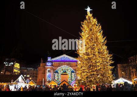 Leopoli, Ucraina - 27 dicembre 2019: Persone nella città vecchia di Leopoli notte Svobody avenue accanto al teatro dell'opera e al mercato di Natale durante le festività Foto Stock