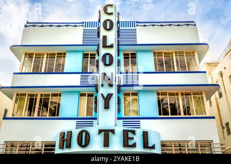 South Beach, Stati Uniti d'America - 17 gennaio 2021: Architettura del quartiere art deco degli hotel coloniali a Miami, Florida, con vista del cielo su un edificio d'epoca retrò Foto Stock