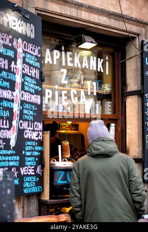 Varsavia, Polonia - 25 dicembre 2019: Zapiekanka Window Cafe con persone in attesa di cibo festivo, gluhwein e cioccolata calda Foto Stock