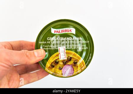 Faros, Isola di Ikaria Grecia - 12 maggio 2023: Fagioli di Fava barattolo con cipolla tradizionale greca, succo di limone fondo bianco Foto Stock