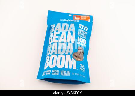 Avon, USA - 4 agosto 2022: Snack secco fave, sale marino aromatizzato e arrosto in borsa bada Boom su sfondo bianco Foto Stock