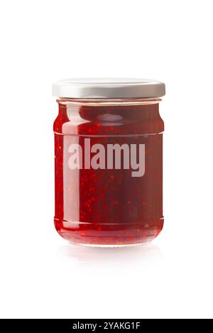 Vaso in vetro con marmellata di lamponi isolata su sfondo bianco. Con tracciato di ritaglio Foto Stock