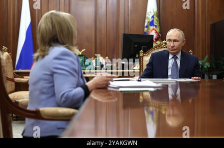 Mosca, Russia. 14 ottobre 2024. Il presidente russo Vladimir Putin, a destra, tiene un incontro faccia a faccia con la presidente della commissione elettorale centrale Ella Pamfilova al Cremlino, il 14 ottobre 2024, a Mosca, in Russia. Crediti: Mikhail Metzel/piscina del Cremlino/Alamy Live News Foto Stock